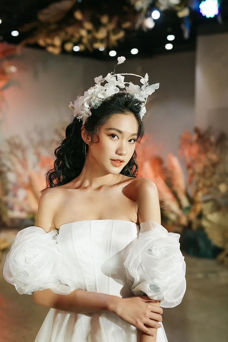 Đoàn Văn Hậu cổ vũ Doãn Hải My diễn thời trang - Ảnh 1. Đoàn Văn Hậu cổ vũ Doãn Hải My diễn thời trang - Ảnh 1.