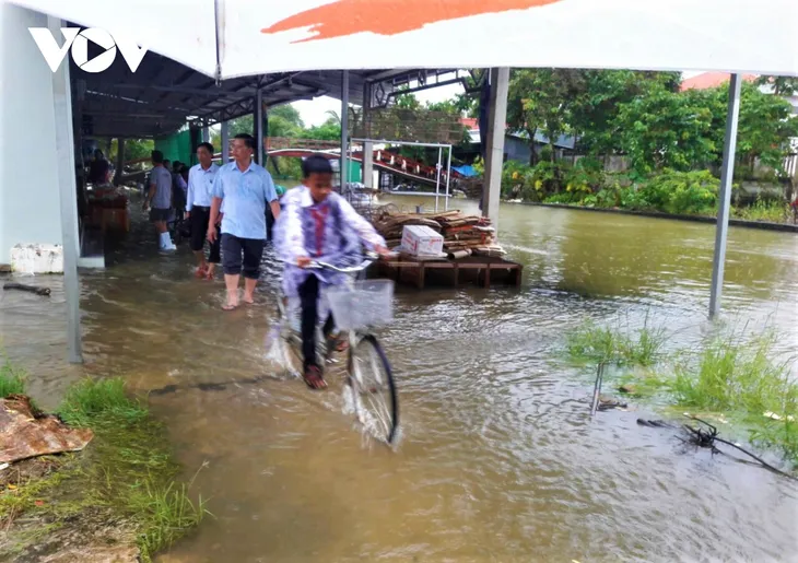 ĐBQH Nguyễn Quốc Hận: Học sinh với màu áo trắng tinh khôi phải bì bõm lội trong làn nước ngập sâu - Ảnh 2.
