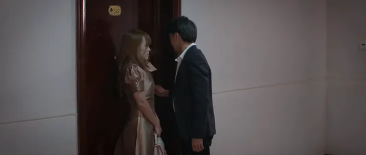 Trói buộc yêu thương - Tập 20: Thanh rối bời khi ở bên tình cũ, Tiến lao vào hôn Phương trong men say - Ảnh 4. Trói buộc yêu thương - Tập 20: Thanh rối bời khi ở bên tình cũ, Tiến lao vào hôn Phương trong men say - Ảnh 4.