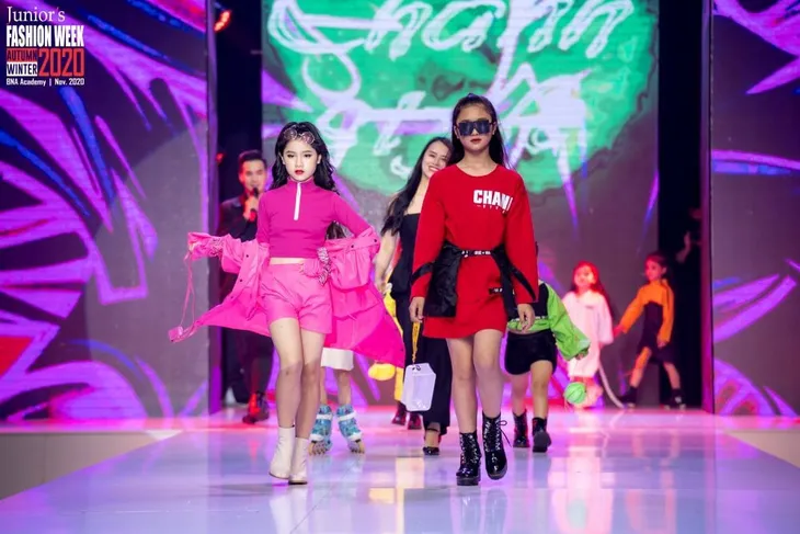 Gần 200 mẫu thí trình diễn tại Tuần lễ thời trang trẻ em Thu Đông 2020 - Ảnh 1. Gần 200 mẫu thí trình diễn tại Tuần lễ thời trang trẻ em Thu Đông 2020 - Ảnh 1.