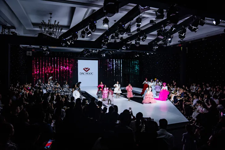 W Fashion show quy tụ những thiết kế thời trang độc đáo - Ảnh 1. W Fashion show quy tụ những thiết kế thời trang độc đáo - Ảnh 1.