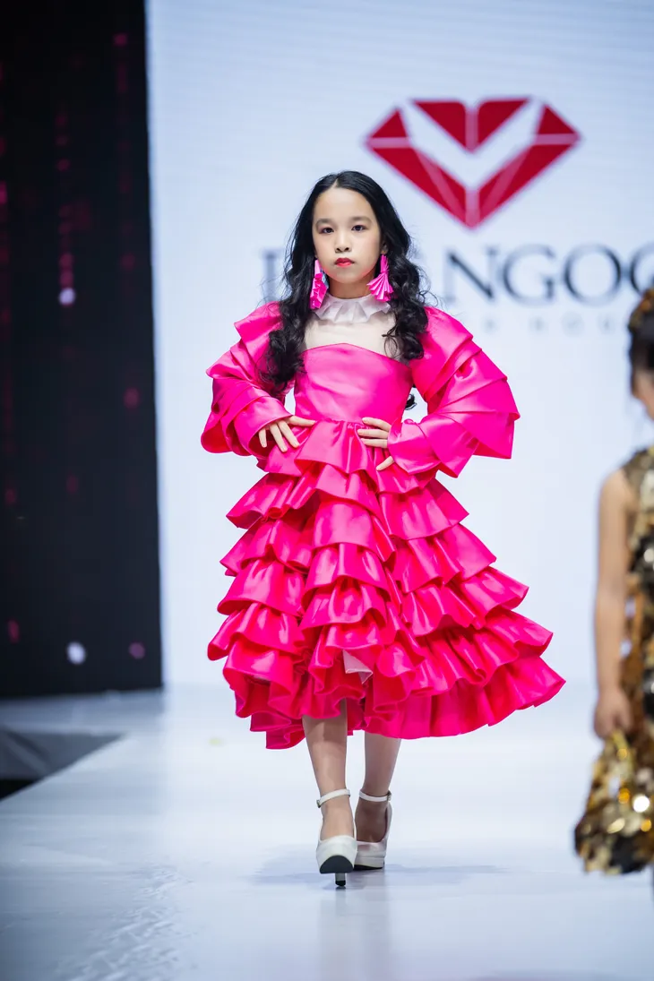 W Fashion show quy tụ những thiết kế thời trang độc đáo - Ảnh 5. W Fashion show quy tụ những thiết kế thời trang độc đáo - Ảnh 5.