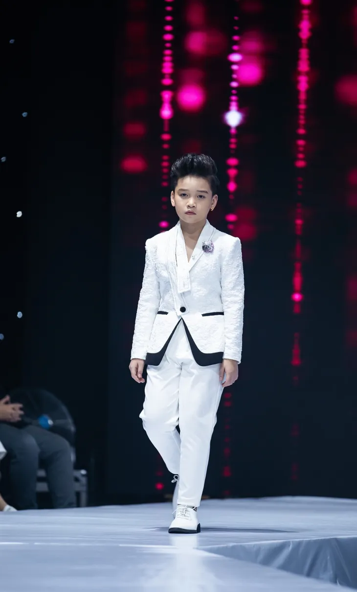 W Fashion show quy tụ những thiết kế thời trang độc đáo - Ảnh 4. W Fashion show quy tụ những thiết kế thời trang độc đáo - Ảnh 4.