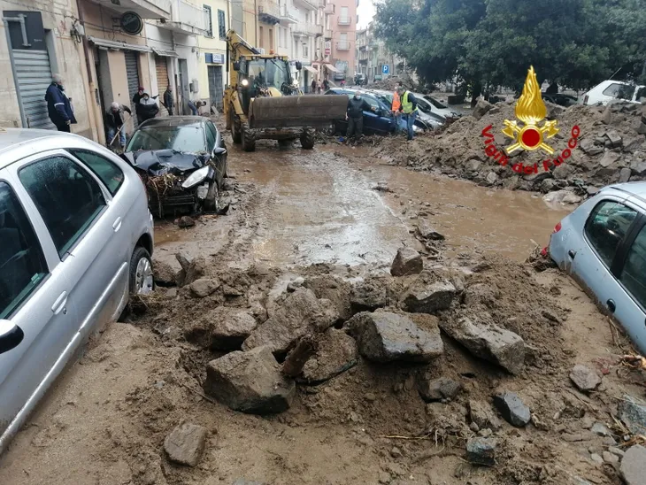 Lũ lụt và lở đất tại miền Nam Italy, ít nhất 3 người thiệt mạng - Ảnh 1. Lũ lụt và lở đất tại miền Nam Italy, ít nhất 3 người thiệt mạng - Ảnh 1.