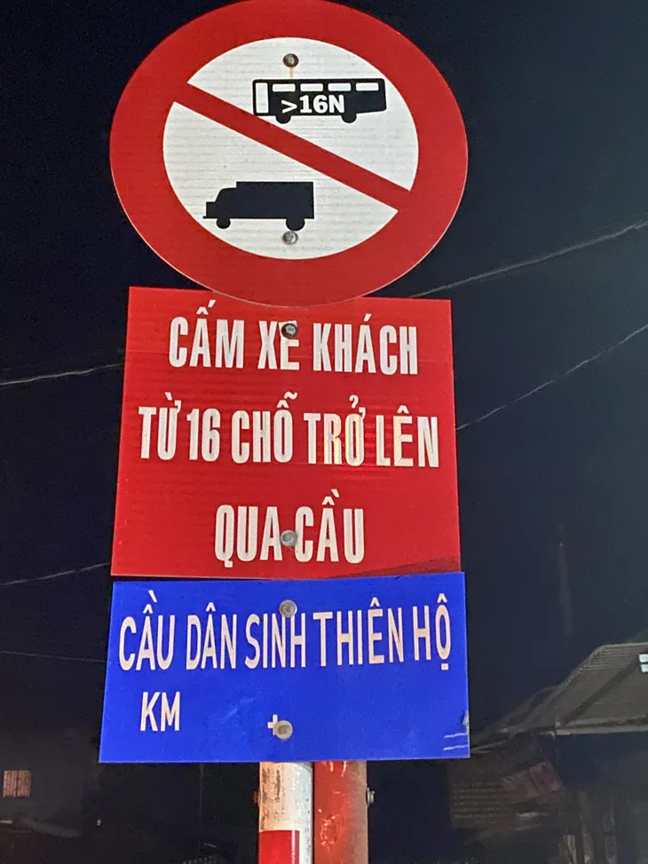 Xe tải đi vào đường cấm làm sập cầu dân sinh - Ảnh 2. Xe tải đi vào đường cấm làm sập cầu dân sinh - Ảnh 2.