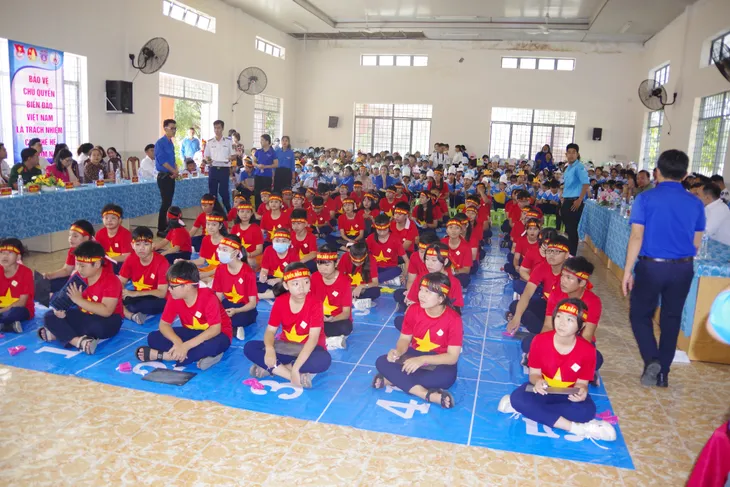 Thực hiện công tác dân vận gắn kết tình đoàn kết giữa nhân dân và lực lượng Cảnh sát biển - Ảnh 1. Thực hiện công tác dân vận gắn kết tình đoàn kết giữa nhân dân và lực lượng Cảnh sát biển - Ảnh 1.
