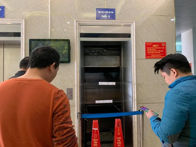 Hà Nội: Thang máy chung cư bất ngờ rơi tự do xuống mặt đất, hai người bị thương - Ảnh 2. Hà Nội: Thang máy chung cư bất ngờ rơi tự do xuống mặt đất, hai người bị thương - Ảnh 2.