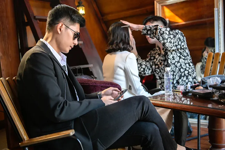 “Bạn trai tin đồn” hộ tống Lệ Quyên biểu diễn tại Hà Nội - Ảnh 1. “Bạn trai tin đồn” hộ tống Lệ Quyên biểu diễn tại Hà Nội - Ảnh 1.