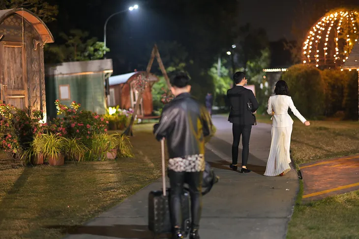 “Bạn trai tin đồn” hộ tống Lệ Quyên biểu diễn tại Hà Nội - Ảnh 9. “Bạn trai tin đồn” hộ tống Lệ Quyên biểu diễn tại Hà Nội - Ảnh 9.
