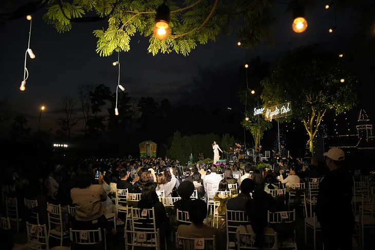 “Bạn trai tin đồn” hộ tống Lệ Quyên biểu diễn tại Hà Nội - Ảnh 7. “Bạn trai tin đồn” hộ tống Lệ Quyên biểu diễn tại Hà Nội - Ảnh 7.