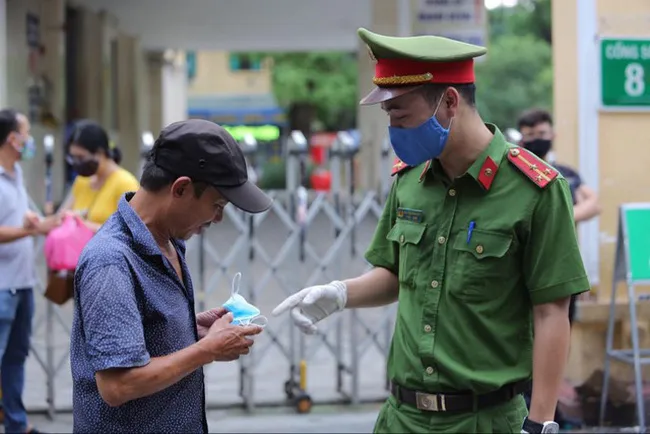 Duy trì đeo khẩu trang ở giai đoạn bình yên giữa hai trận đánh, mạnh tay xử lý vi phạm - Ảnh 1. Duy trì đeo khẩu trang ở giai đoạn bình yên giữa hai trận đánh, mạnh tay xử lý vi phạm - Ảnh 1.