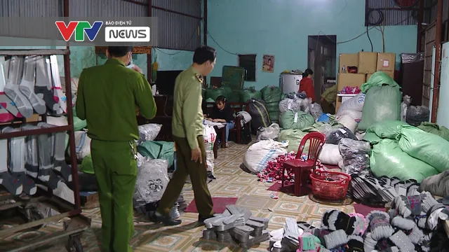 Triệt phá 2 cơ sở sản xuất bít tất nhái thương hiệu quốc tế quy mô lớn ở La Phù, Hoài Đức - Ảnh 8. Triệt phá 2 cơ sở sản xuất bít tất nhái thương hiệu quốc tế quy mô lớn ở La Phù, Hoài Đức - Ảnh 8.