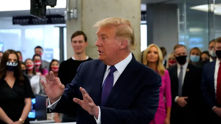 Ông Trump xuất hiện trước công chúng trong ngày bầu cử Tổng thống Mỹ - Ảnh 1. Ông Trump xuất hiện trước công chúng trong ngày bầu cử Tổng thống Mỹ - Ảnh 1.
