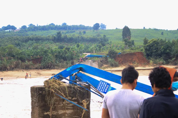 Điều dầm cầu thép di động khắc phục cầu bị lũ cuốn ở Kon Tum - Ảnh 1. Điều dầm cầu thép di động khắc phục cầu bị lũ cuốn ở Kon Tum - Ảnh 1.