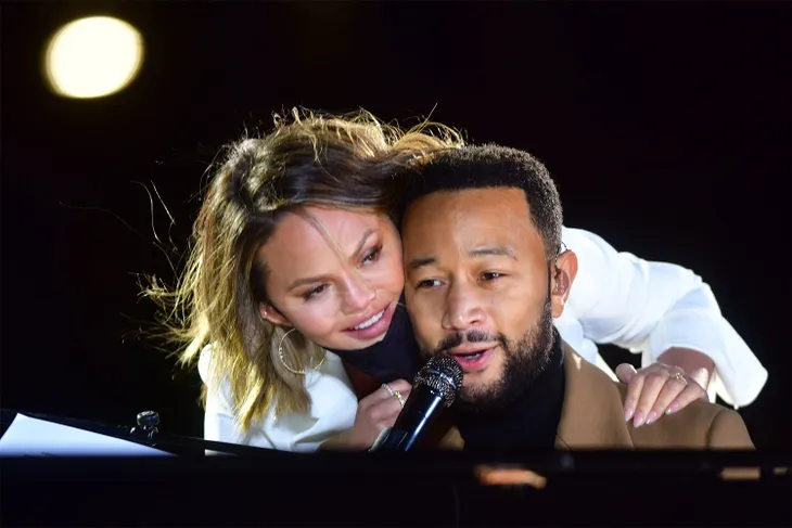 Chrissy Teigen lần đầu xuất hiện hậu sảy thai - Ảnh 2. Chrissy Teigen lần đầu xuất hiện hậu sảy thai - Ảnh 2.