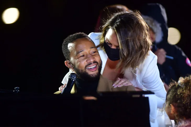 Chrissy Teigen lần đầu xuất hiện hậu sảy thai - Ảnh 3. Chrissy Teigen lần đầu xuất hiện hậu sảy thai - Ảnh 3.