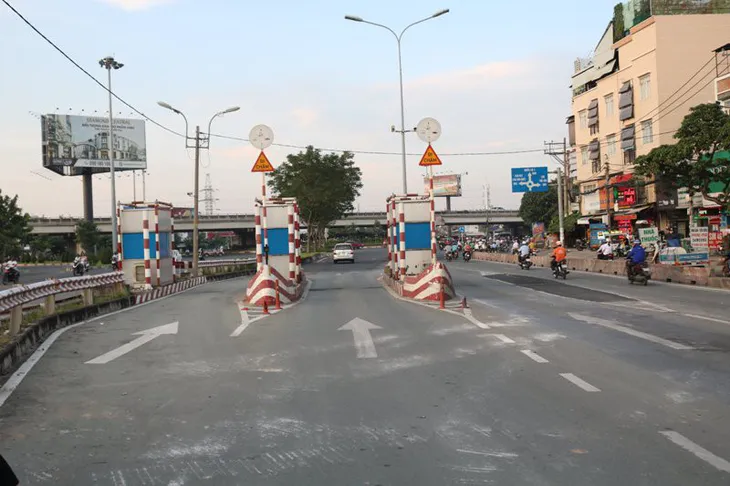 TP.HCM chính thức tháo dỡ trạm thu phí cầu Bình Triệu - Ảnh 1. TP.HCM chính thức tháo dỡ trạm thu phí cầu Bình Triệu - Ảnh 1.