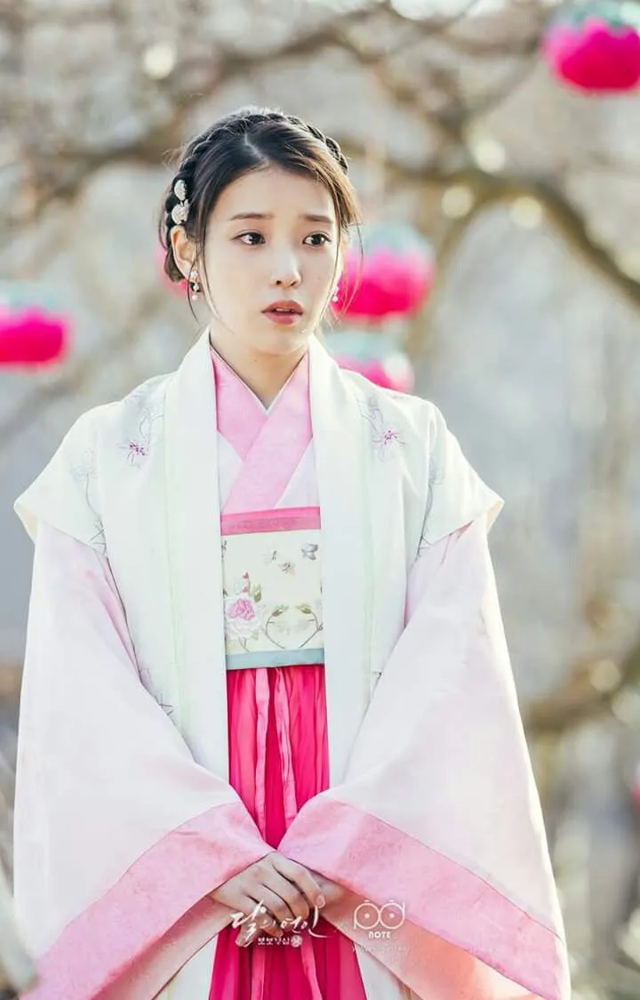 IU - Bước chuyển mình thăng hoa từ ca sĩ sang diễn viên - Ảnh 2. IU - Bước chuyển mình thăng hoa từ ca sĩ sang diễn viên - Ảnh 2.