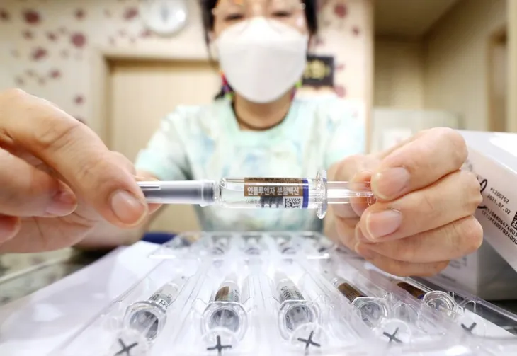 Hàn Quốc tiếp tục điều tra nguyên nhân nhiều người tử vong sau khi tiêm vaccine cúm - Ảnh 1. Hàn Quốc tiếp tục điều tra nguyên nhân nhiều người tử vong sau khi tiêm vaccine cúm - Ảnh 1.