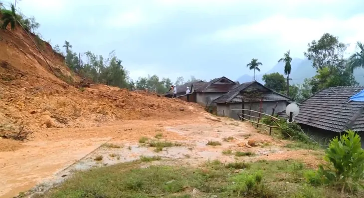 Xuất hiện vết nứt mới đe dọa 8 hộ dân ở Trà Bồng, Quảng Ngãi - Ảnh 2. Xuất hiện vết nứt mới đe dọa 8 hộ dân ở Trà Bồng, Quảng Ngãi - Ảnh 2.