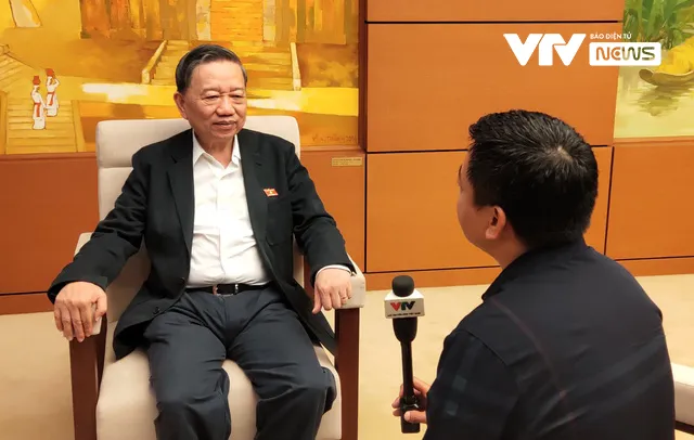Bộ trưởng Bộ Công an: Phải tăng mức phạt với người đưa tin giả, xấu độc để không dám vi phạm - Ảnh 3. Bộ trưởng Bộ Công an: Phải tăng mức phạt với người đưa tin giả, xấu độc để không dám vi phạm - Ảnh 3.