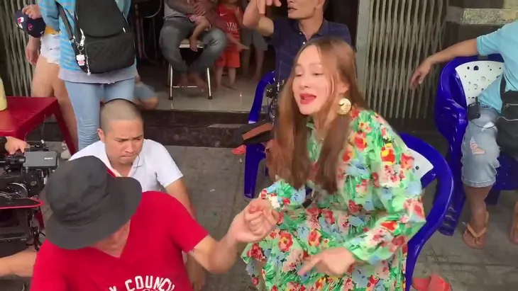 Hậu trường cú ngã bật ngửa của Lan Phương ở Trói buộc yêu thương - Ảnh 2. Hậu trường cú ngã bật ngửa của Lan Phương ở Trói buộc yêu thương - Ảnh 2.