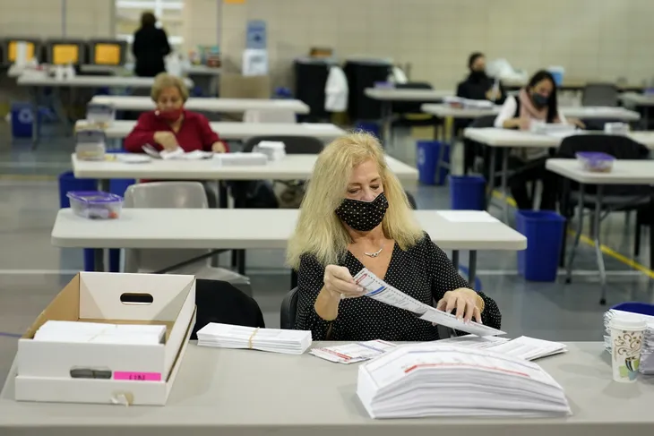 Bầu cử Mỹ 2020: Ông Biden có 264 hay 253 phiếu đại cử tri? - Ảnh 2. Bầu cử Mỹ 2020: Ông Biden có 264 hay 253 phiếu đại cử tri? - Ảnh 2.