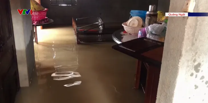 Hơn 800 hộ dân ở thị xã Đức Phổ (Quảng Ngãi) bị nước lũ cô lập - Ảnh 2. Hơn 800 hộ dân ở thị xã Đức Phổ (Quảng Ngãi) bị nước lũ cô lập - Ảnh 2.