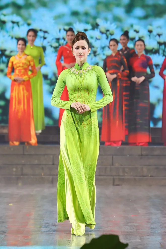 Sắc hoa của NTK Vũ Thảo Giang gây ấn tượng mạnh - Ảnh 3. Sắc hoa của NTK Vũ Thảo Giang gây ấn tượng mạnh - Ảnh 3.