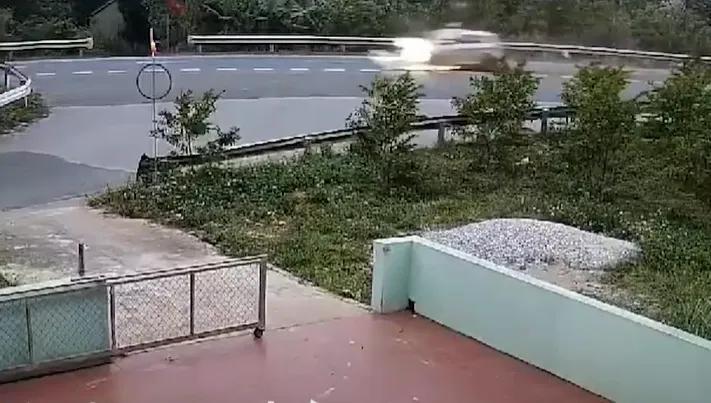 VIDEO: Ô tô lao như bay, kéo lê xe máy tóe lửa trên đường - Ảnh 1.