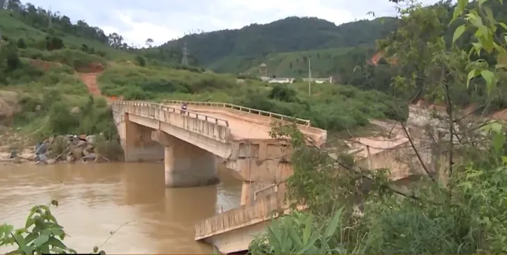 Đường đến trường dài thêm hàng chục cây số do cầu đứt gãy sau mưa lũ - Ảnh 1. Đường đến trường dài thêm hàng chục cây số do cầu đứt gãy sau mưa lũ - Ảnh 1.