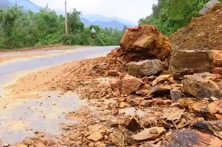Đà Nẵng di dời hàng trăm hộ dân vùng có nguy cơ sạt lở - Ảnh 1. Đà Nẵng di dời hàng trăm hộ dân vùng có nguy cơ sạt lở - Ảnh 1.