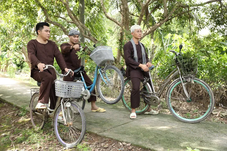 Nhóm MTV khổ sở đạp xe đi bắt gà, Mạc Văn Khoa thản nhiên đi câu cá sấu - Ảnh 5. Nhóm MTV khổ sở đạp xe đi bắt gà, Mạc Văn Khoa thản nhiên đi câu cá sấu - Ảnh 5.