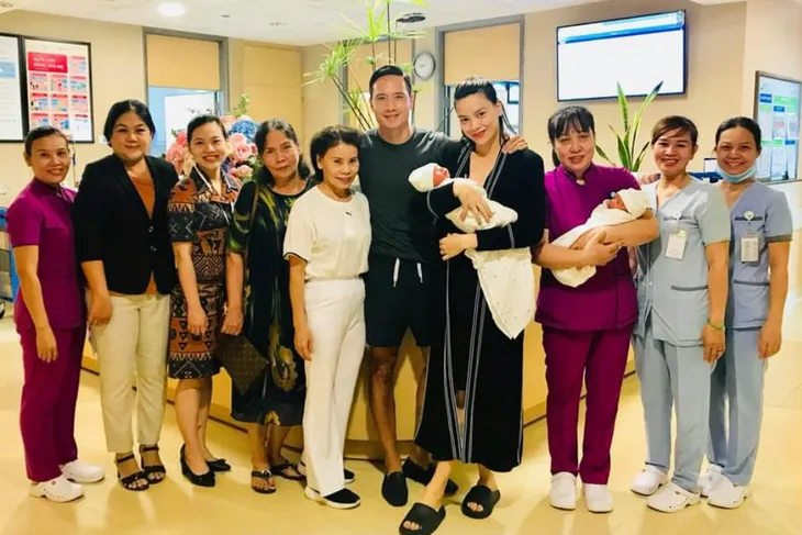 Hồ Ngọc Hà hạnh phúc bế cặp sinh đôi xuất viện - Ảnh 1. Hồ Ngọc Hà hạnh phúc bế cặp sinh đôi xuất viện - Ảnh 1.