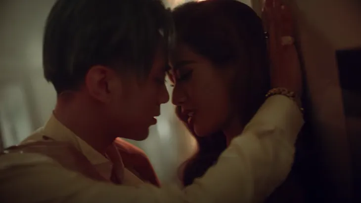 Mỹ nữ khiến Soobin lao đao trong MV “Black Jack” là ai? - Ảnh 4. Mỹ nữ khiến Soobin lao đao trong MV “Black Jack” là ai? - Ảnh 4.
