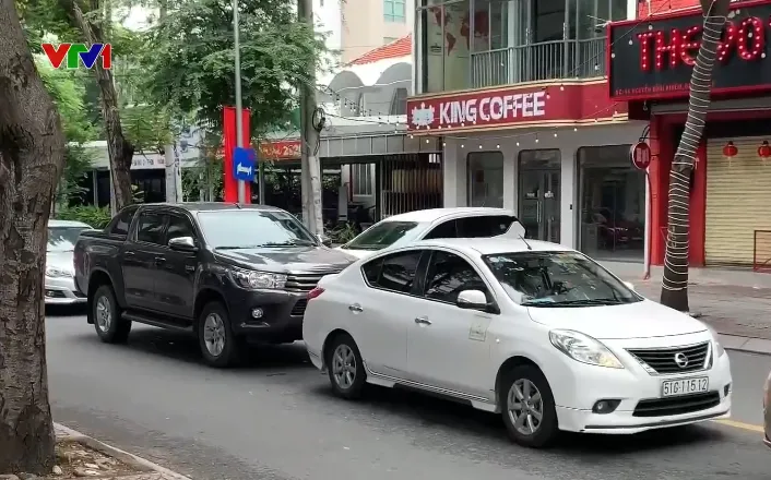 Sự bùng nổ taxi tại đô thị kéo theo nhiều hệ lụy - Ảnh 1.