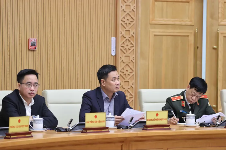 Bộ trưởng Bộ Y tế: Nam tiếp viên hàng không vi phạm rất nghiêm trọng về phòng chống COVID-19 - Ảnh 2. Bộ trưởng Bộ Y tế: Nam tiếp viên hàng không vi phạm rất nghiêm trọng về phòng chống COVID-19 - Ảnh 2.