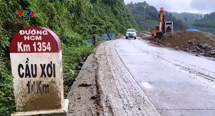 Đường Hồ Chí Minh đoạn qua tỉnh Quảng Nam bị hư hỏng nặng - Ảnh 1. Đường Hồ Chí Minh đoạn qua tỉnh Quảng Nam bị hư hỏng nặng - Ảnh 1.