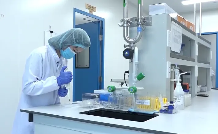 Việt Nam ra lò 5.000 liều vaccine COVID-19 để thử nghiệm trên người - Ảnh 1. Việt Nam ra lò 5.000 liều vaccine COVID-19 để thử nghiệm trên người - Ảnh 1.