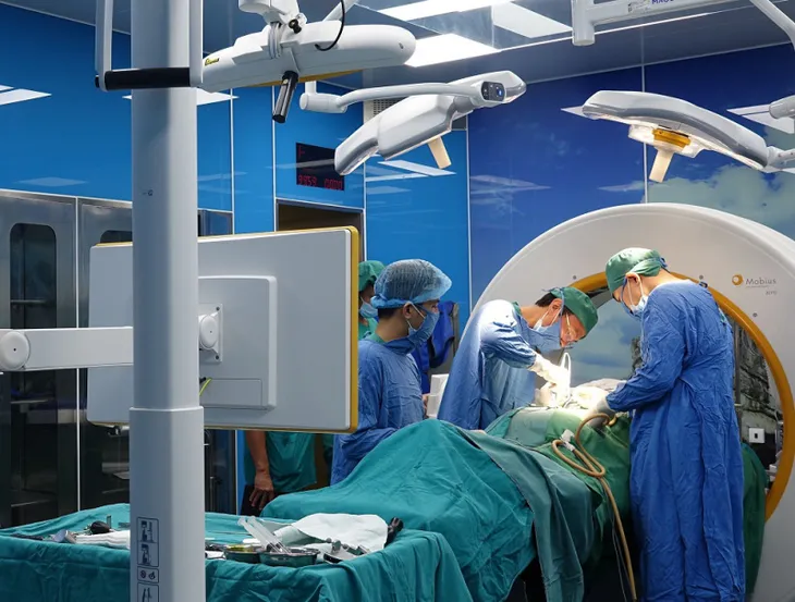 Cứu bệnh nhân vỡ hộp sọ nguy kịch do thang máy kẹp - Ảnh 1. Cứu bệnh nhân vỡ hộp sọ nguy kịch do thang máy kẹp - Ảnh 1.