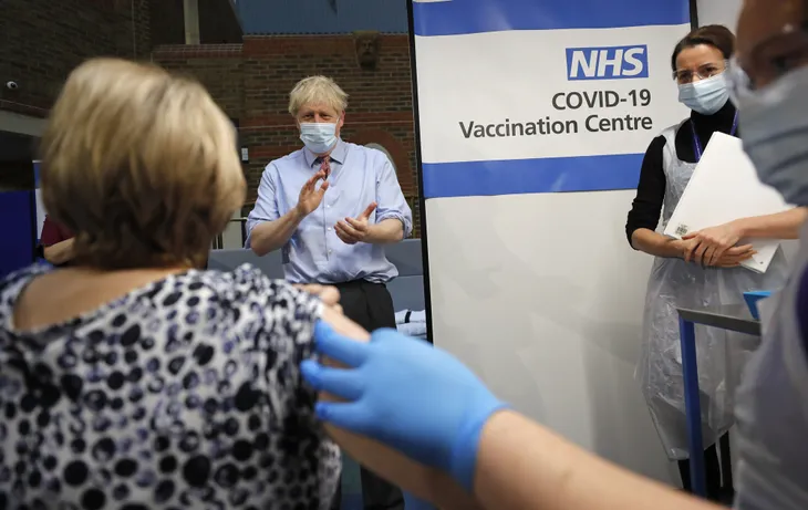 Vaccine COVID-19 và cánh cửa dần khép lại với Tổng thống Trump: Tâm điểm của truyền thông thế giới - Ảnh 1. Vaccine COVID-19 và cánh cửa dần khép lại với Tổng thống Trump: Tâm điểm của truyền thông thế giới - Ảnh 1.