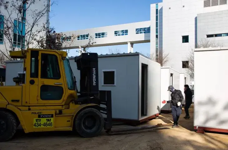 Lo hệ thống y tế quá tải, Hàn Quốc mở khu giường bệnh dã chiến trong container - Ảnh 1. Lo hệ thống y tế quá tải, Hàn Quốc mở khu giường bệnh dã chiến trong container - Ảnh 1.