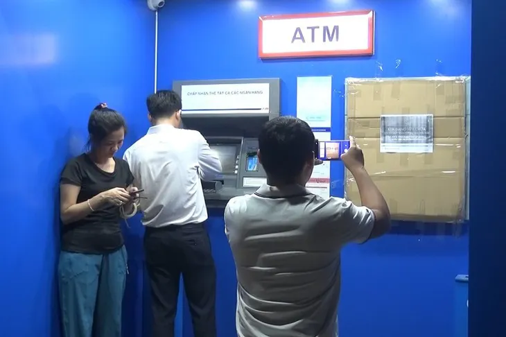 Nhậu say, vác búa đập nát máy ATM đòi tiền - Ảnh 1. Nhậu say, vác búa đập nát máy ATM đòi tiền - Ảnh 1.