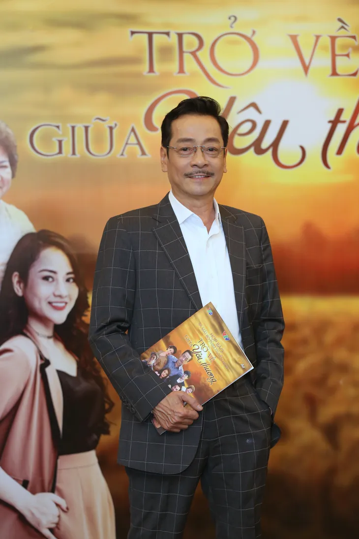NSND Hoàng Dũng nén đau dự họp báo phim mới Trở về giữa yêu thương - Ảnh 6. NSND Hoàng Dũng nén đau dự họp báo phim mới Trở về giữa yêu thương - Ảnh 6.
