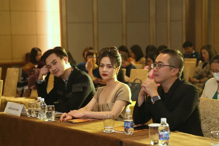 NSND Hoàng Dũng nén đau dự họp báo phim mới Trở về giữa yêu thương - Ảnh 23. NSND Hoàng Dũng nén đau dự họp báo phim mới Trở về giữa yêu thương - Ảnh 23.