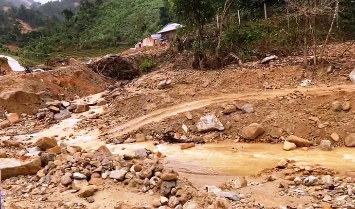 Liên tục sạt lở đường, Quảng Nam ban bố tình huống khẩn cấp - Ảnh 5. Liên tục sạt lở đường, Quảng Nam ban bố tình huống khẩn cấp - Ảnh 5.
