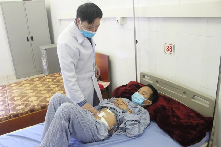 Cứu bé trai nhập viện nguy kịch do trượt chân ngã - Ảnh 1. Cứu bé trai nhập viện nguy kịch do trượt chân ngã - Ảnh 1.