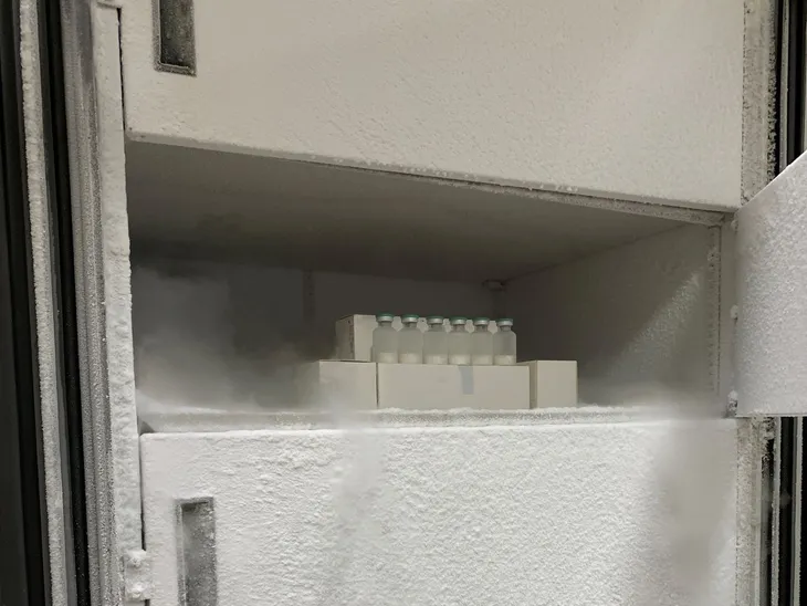 Nhật Bản mua 10.500 tủ đông trữ vaccine ngừa COVID-19 - Ảnh 1. Nhật Bản mua 10.500 tủ đông trữ vaccine ngừa COVID-19 - Ảnh 1.