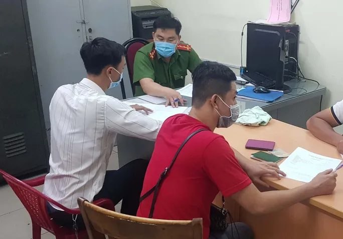 Triệt phá động mại dâm đồng tính nam ở TP Hồ Chí Minh: 3 lễ hội/tuần, 50 khách liên hoan xác thịt - Ảnh 1.