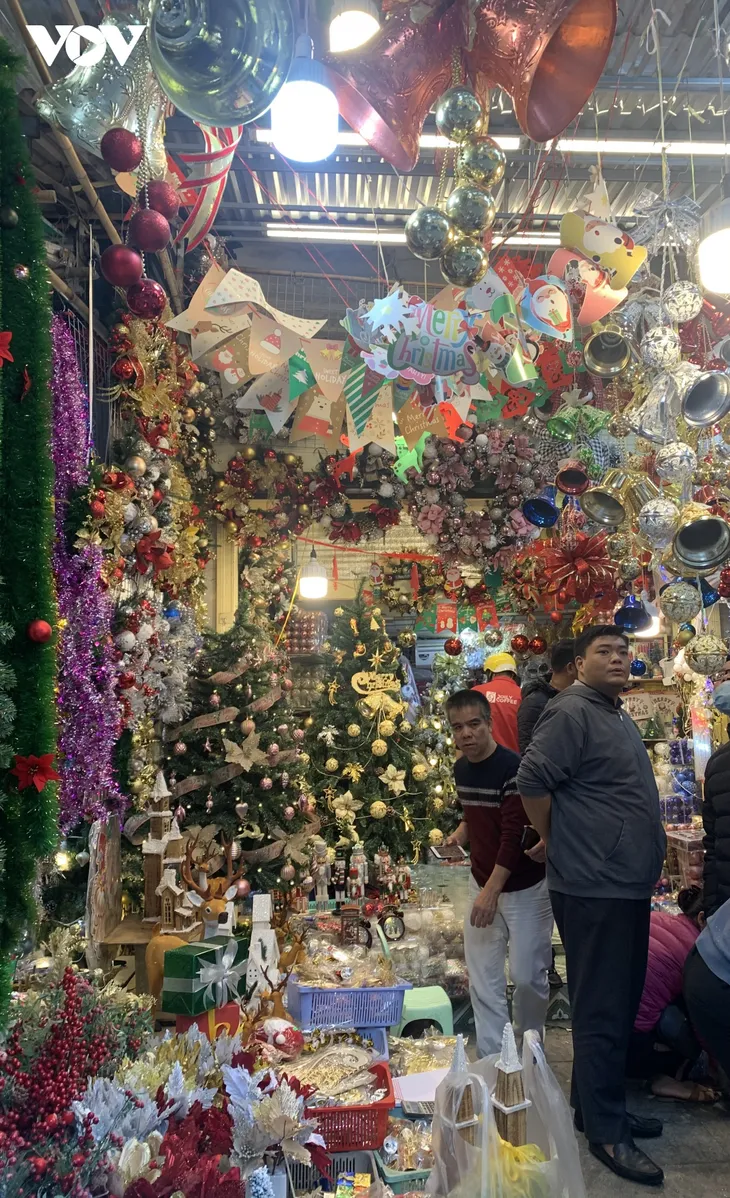 Thị trường Noel 2020 sôi động nhưng sức mua giảm sâu - Ảnh 1.